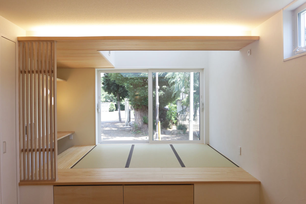 LDKの全景(畳の小上がり・縦格子・珪藻土の壁)